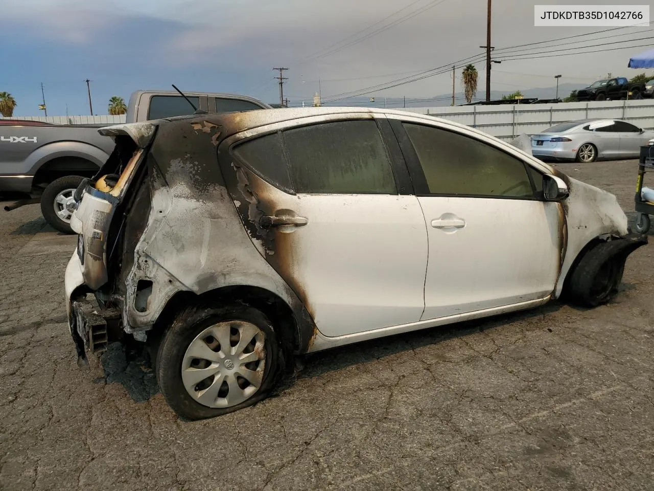 2013 Toyota Prius C VIN: JTDKDTB35D1042766 Lot: 71117344