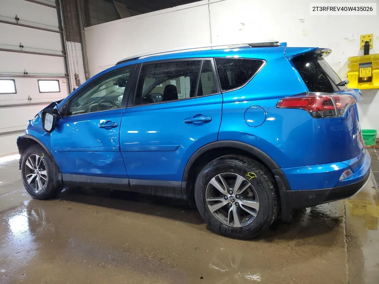 2T3RFREV4GW435026 2016 Toyota Rav4 Xle