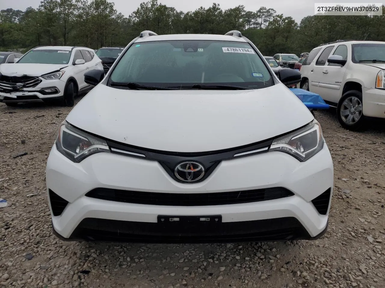 2T3ZFREV9HW370529 2017 Toyota Rav4 Le