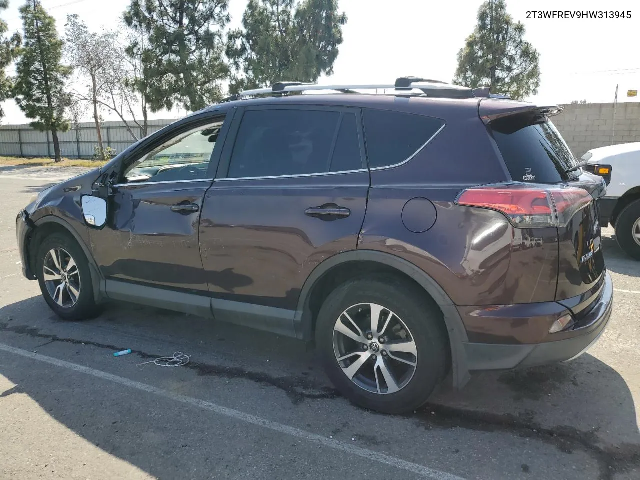 2T3WFREV9HW313945 2017 Toyota Rav4 Xle