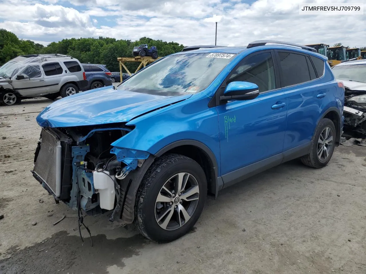 JTMRFREV5HJ709799 2017 Toyota Rav4 Xle