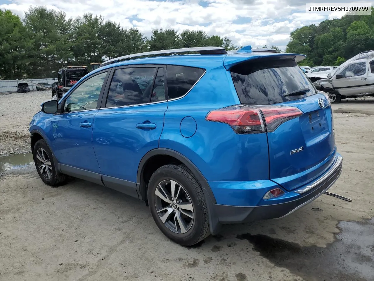 JTMRFREV5HJ709799 2017 Toyota Rav4 Xle