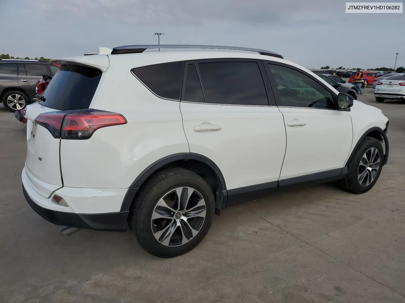 JTMZFREV1HD106282 2017 Toyota Rav4 Le