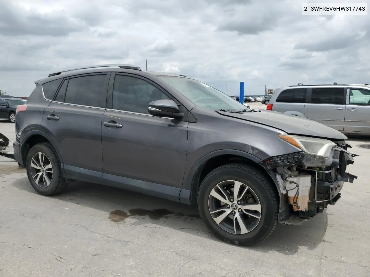 2T3WFREV6HW317743 2017 Toyota Rav4 Xle