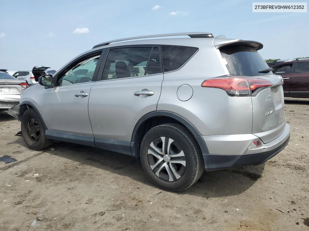 2T3BFREV0HW612352 2017 Toyota Rav4 Le