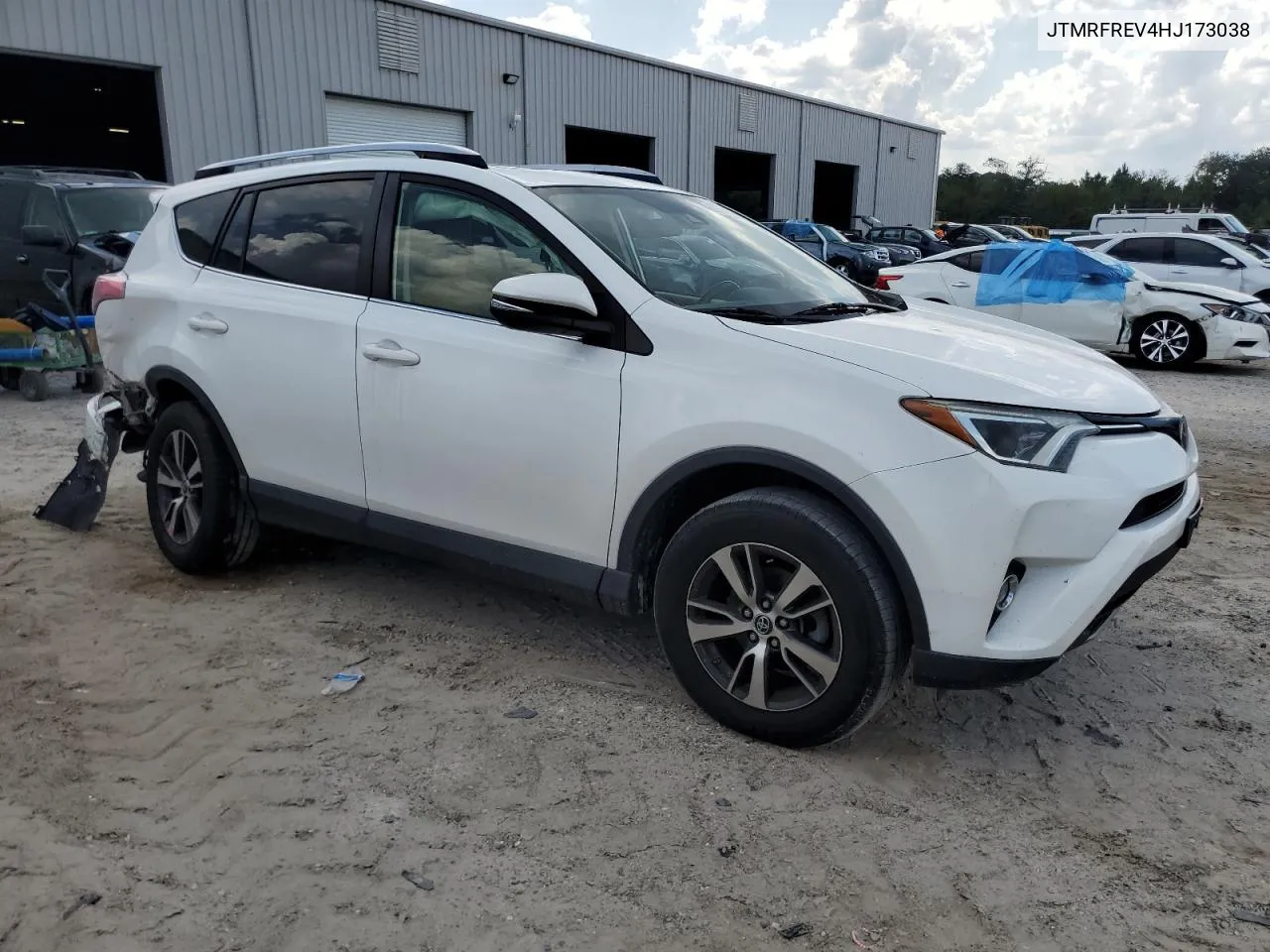 JTMRFREV4HJ173038 2017 Toyota Rav4 Xle