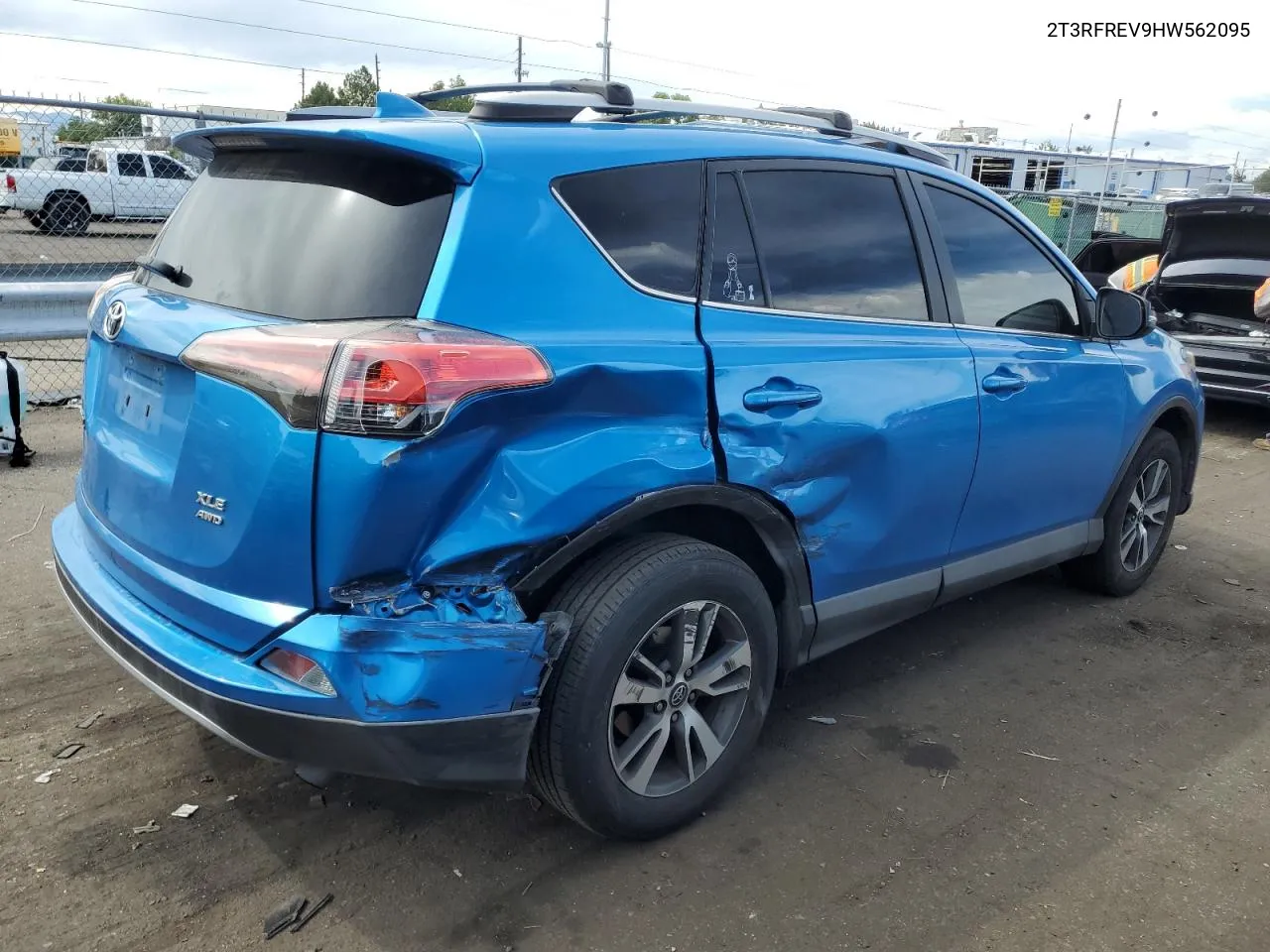 2T3RFREV9HW562095 2017 Toyota Rav4 Xle