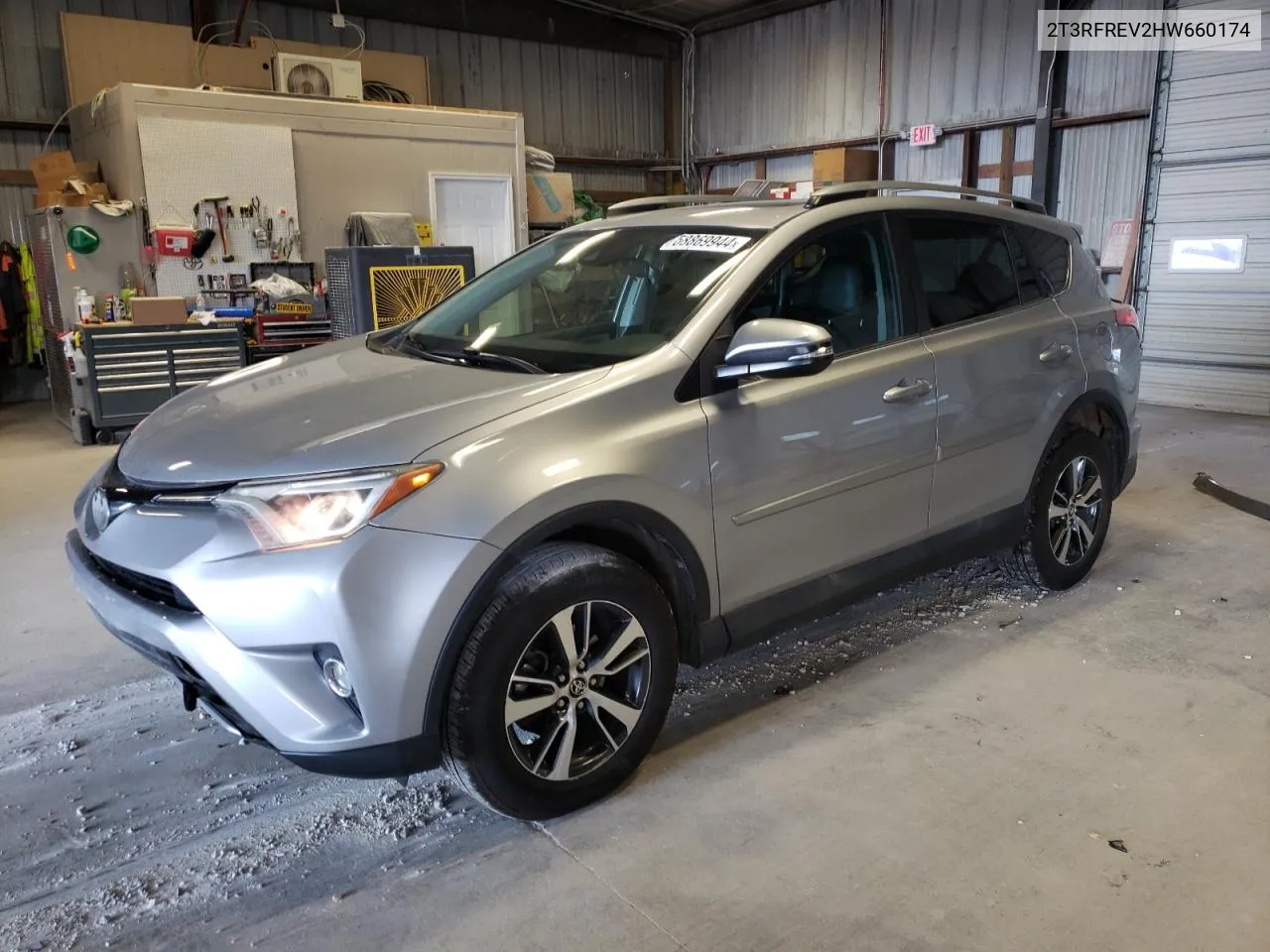 2T3RFREV2HW660174 2017 Toyota Rav4 Xle