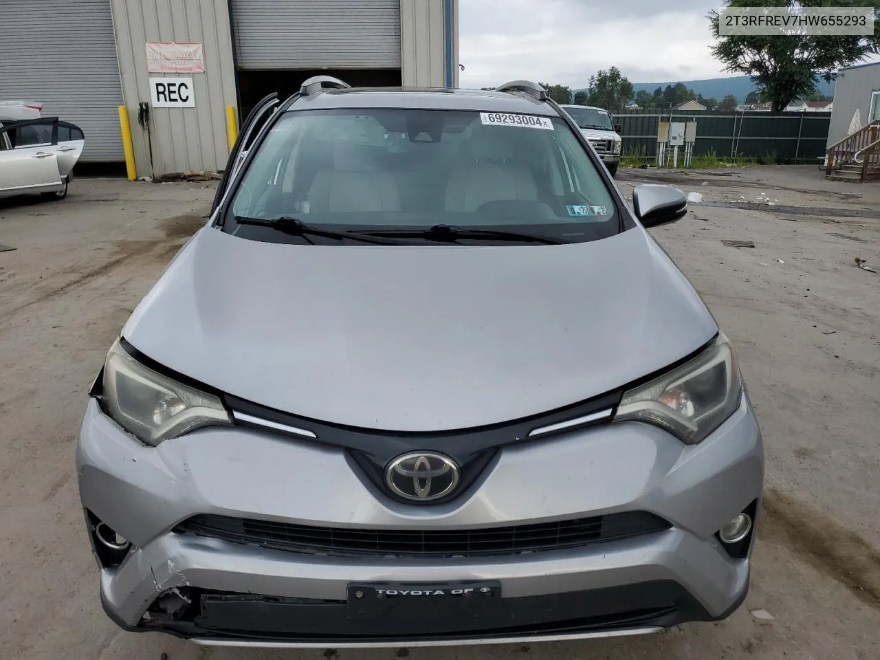 2T3RFREV7HW655293 2017 Toyota Rav4 Xle