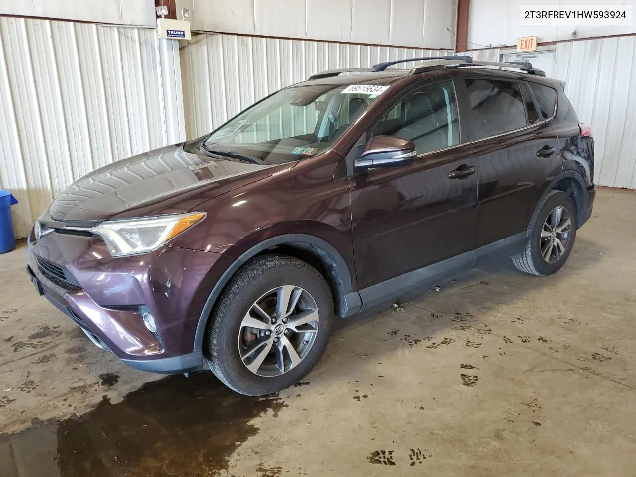 2T3RFREV1HW593924 2017 Toyota Rav4 Xle