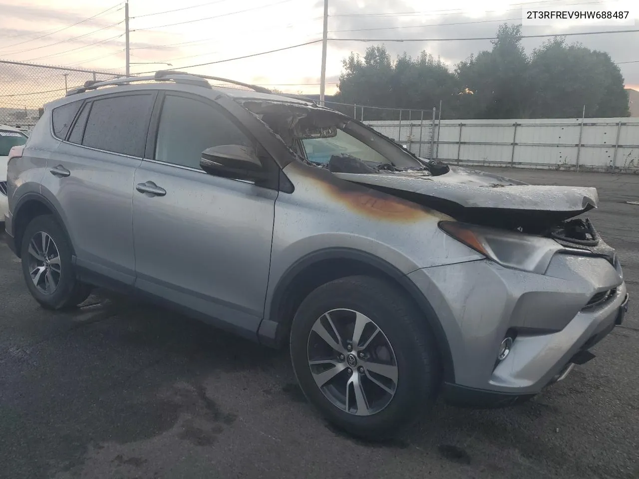 2T3RFREV9HW688487 2017 Toyota Rav4 Xle