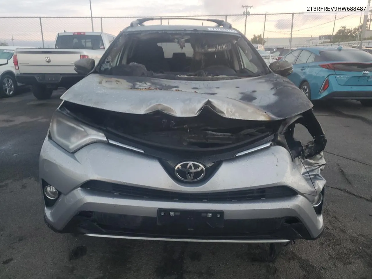 2T3RFREV9HW688487 2017 Toyota Rav4 Xle