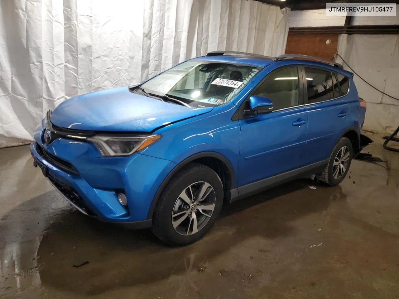 JTMRFREV9HJ105477 2017 Toyota Rav4 Xle