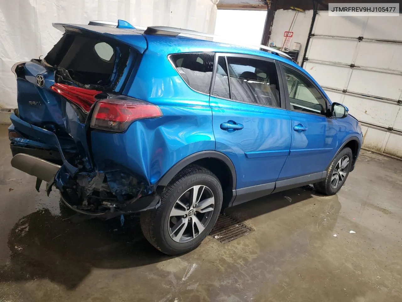 JTMRFREV9HJ105477 2017 Toyota Rav4 Xle