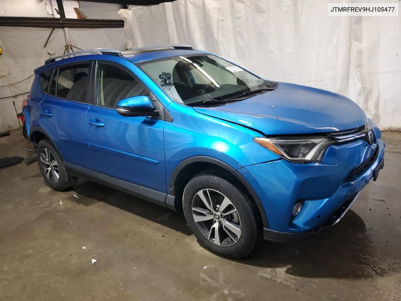 JTMRFREV9HJ105477 2017 Toyota Rav4 Xle