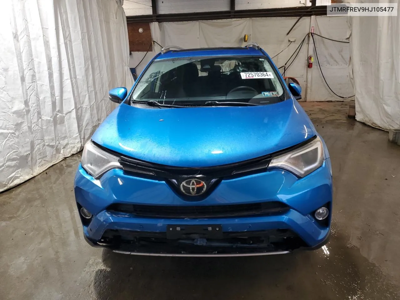 JTMRFREV9HJ105477 2017 Toyota Rav4 Xle