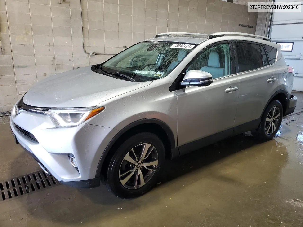 2T3RFREVXHW602846 2017 Toyota Rav4 Xle