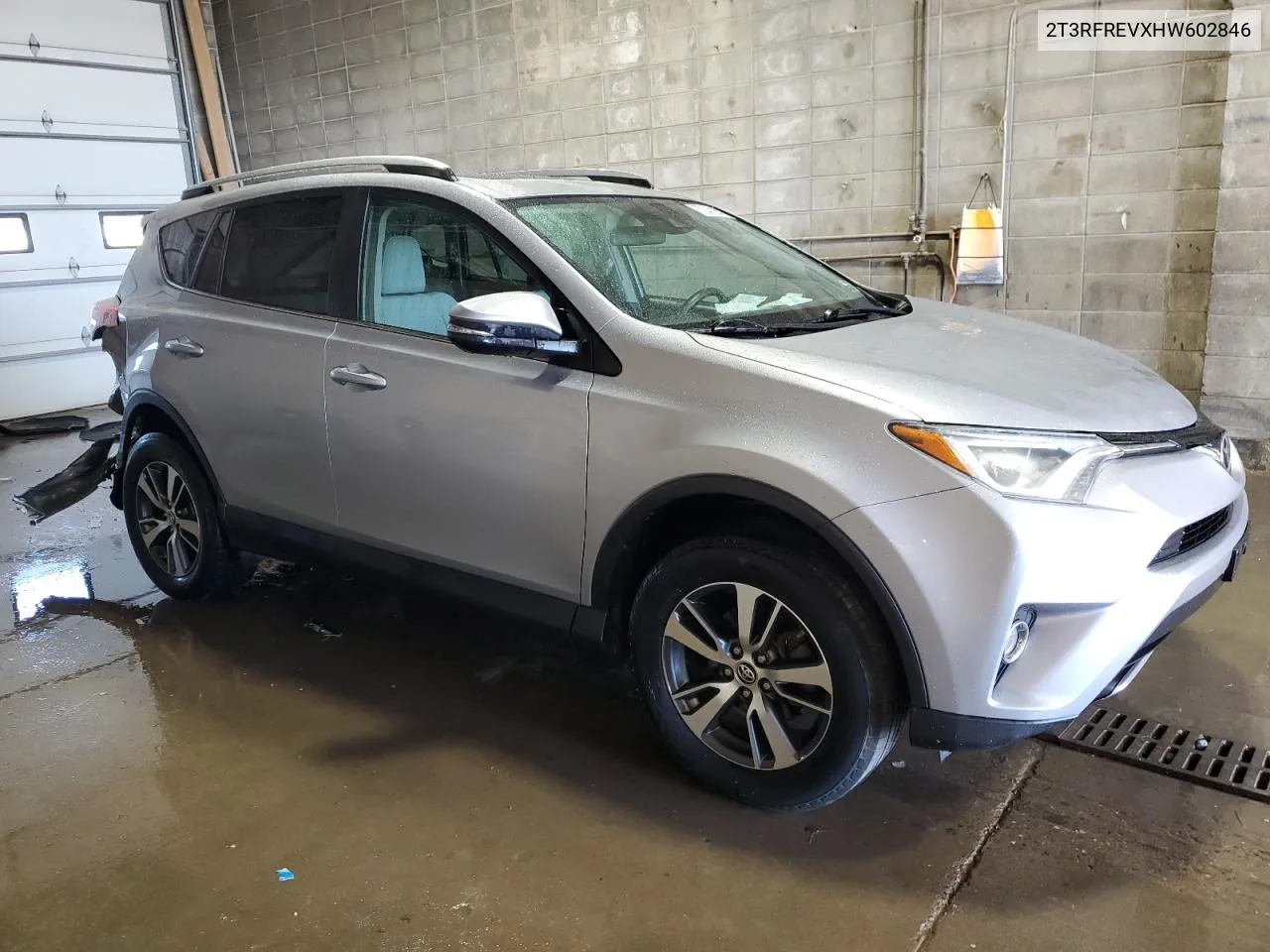 2T3RFREVXHW602846 2017 Toyota Rav4 Xle