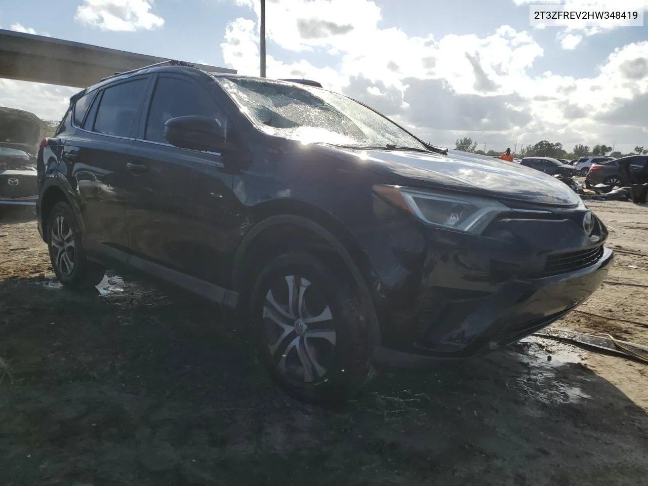 2T3ZFREV2HW348419 2017 Toyota Rav4 Le