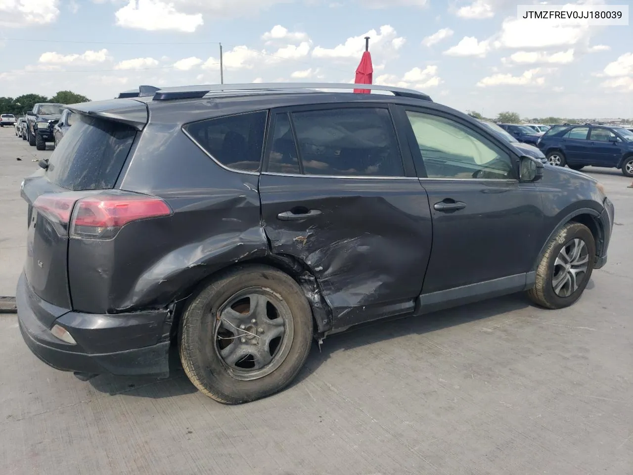 JTMZFREV0JJ180039 2018 Toyota Rav4 Le