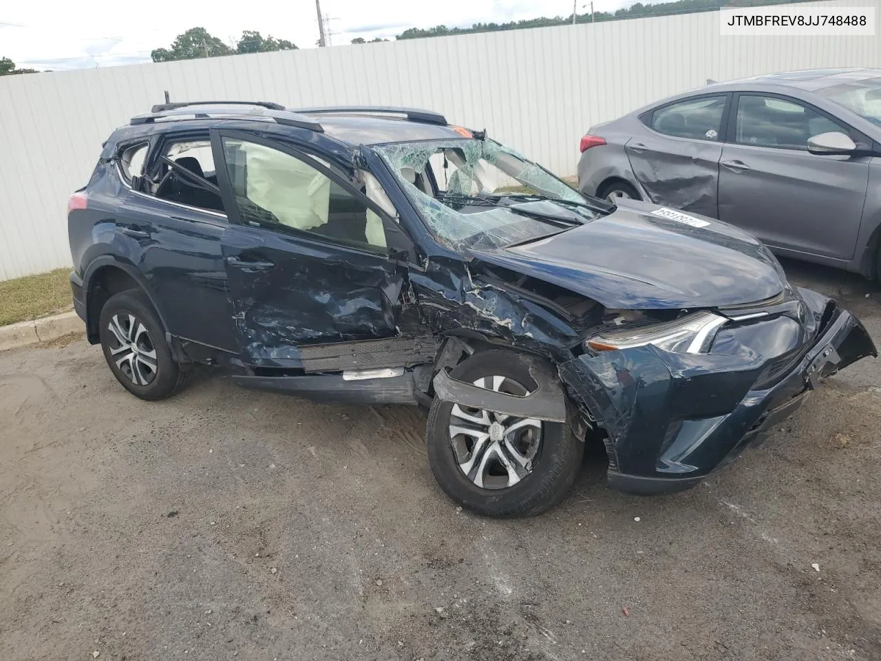 JTMBFREV8JJ748488 2018 Toyota Rav4 Le