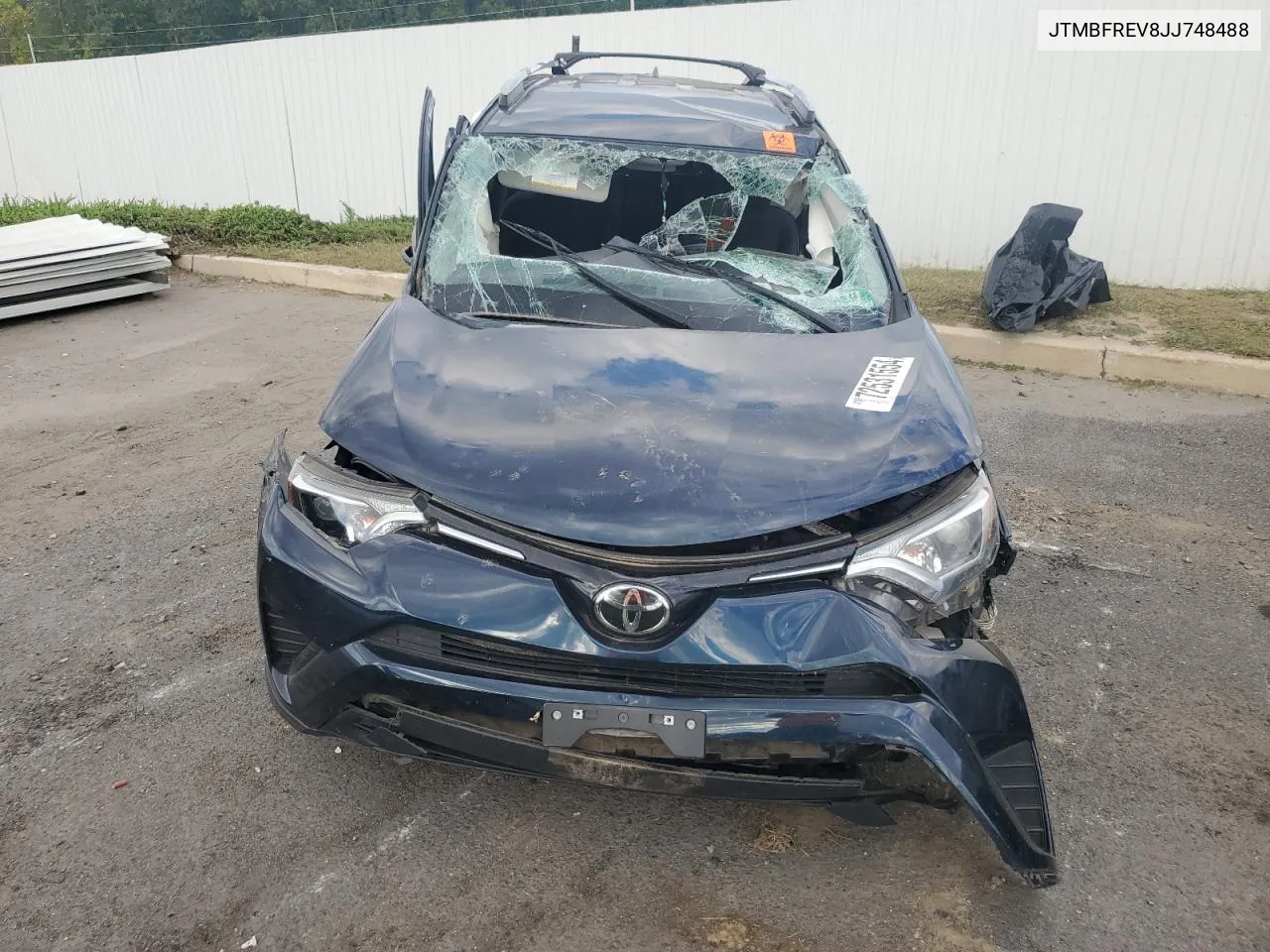 JTMBFREV8JJ748488 2018 Toyota Rav4 Le