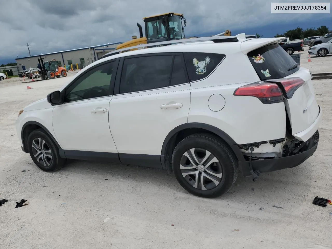 JTMZFREV9JJ178354 2018 Toyota Rav4 Le