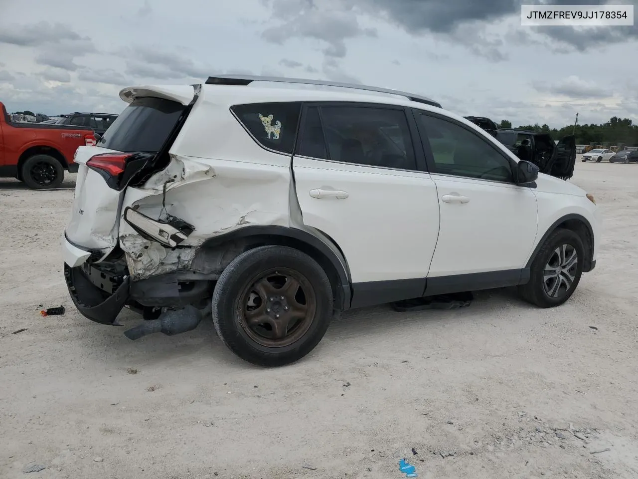 JTMZFREV9JJ178354 2018 Toyota Rav4 Le