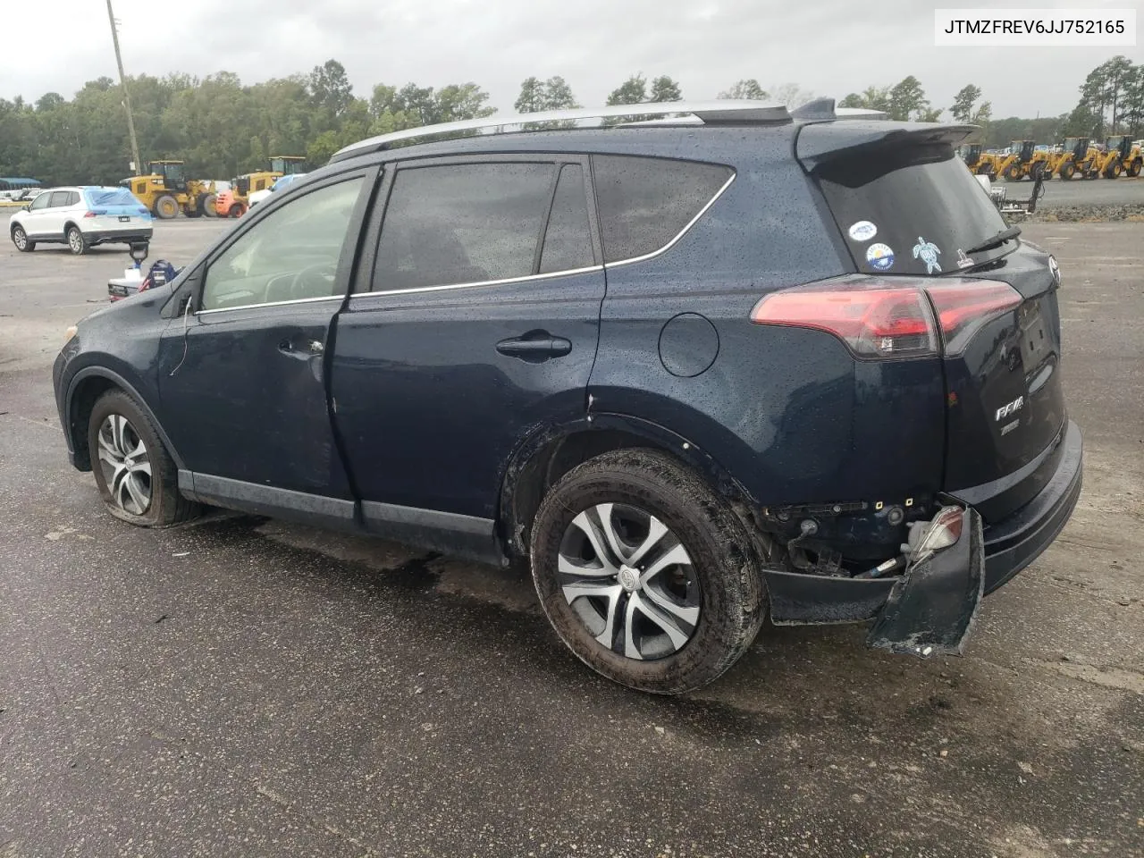 JTMZFREV6JJ752165 2018 Toyota Rav4 Le