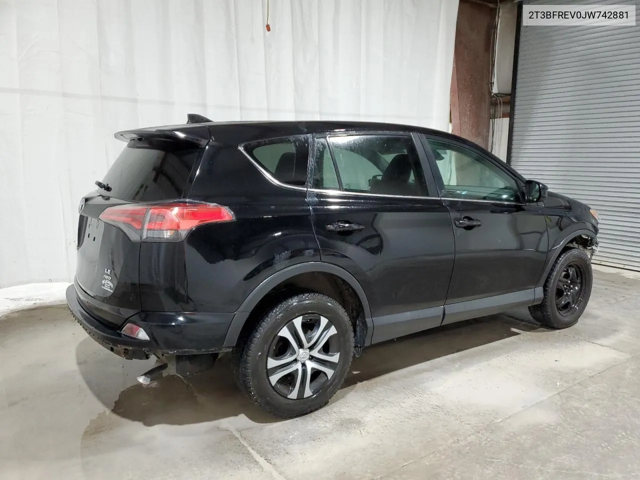 2T3BFREV0JW742881 2018 Toyota Rav4 Le