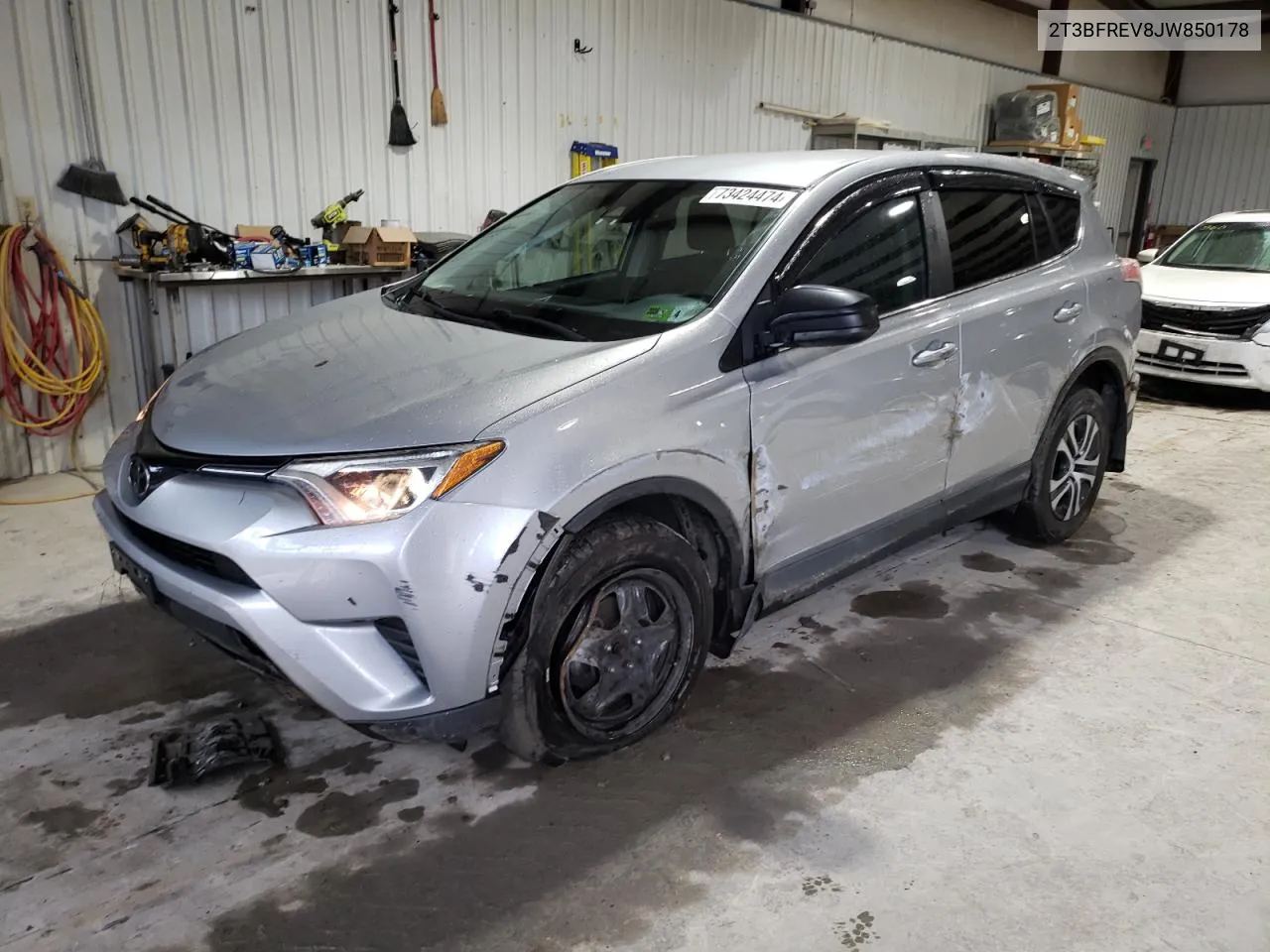 2T3BFREV8JW850178 2018 Toyota Rav4 Le