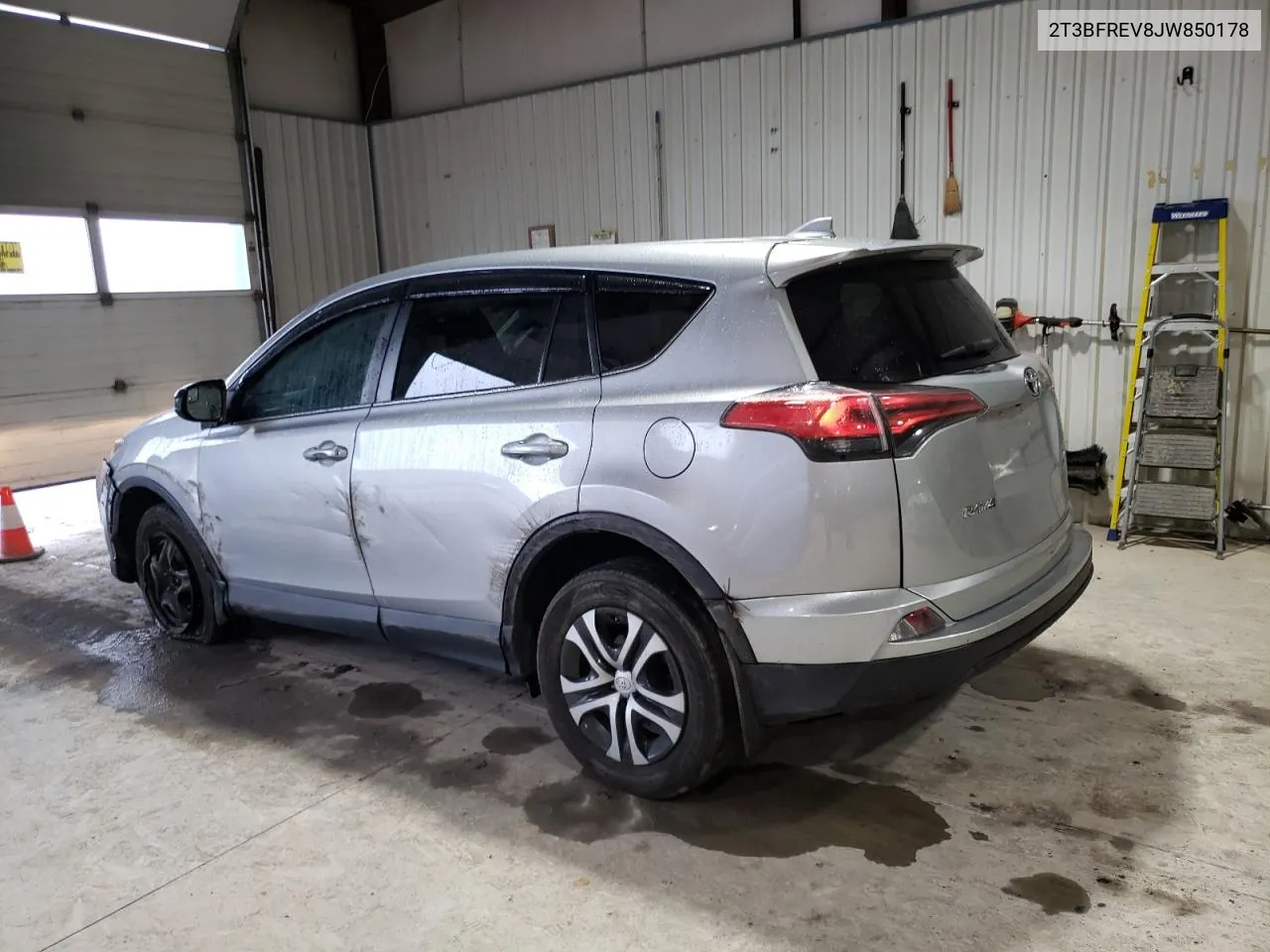 2T3BFREV8JW850178 2018 Toyota Rav4 Le