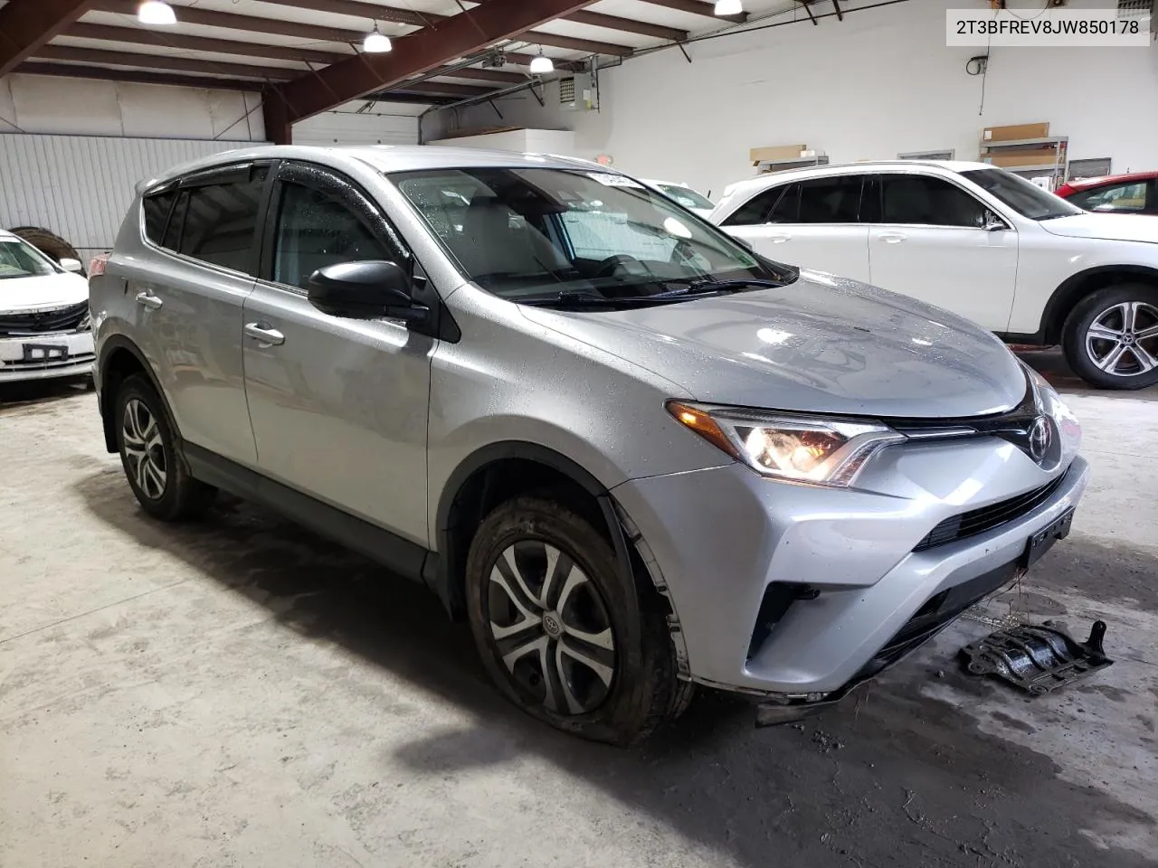 2T3BFREV8JW850178 2018 Toyota Rav4 Le