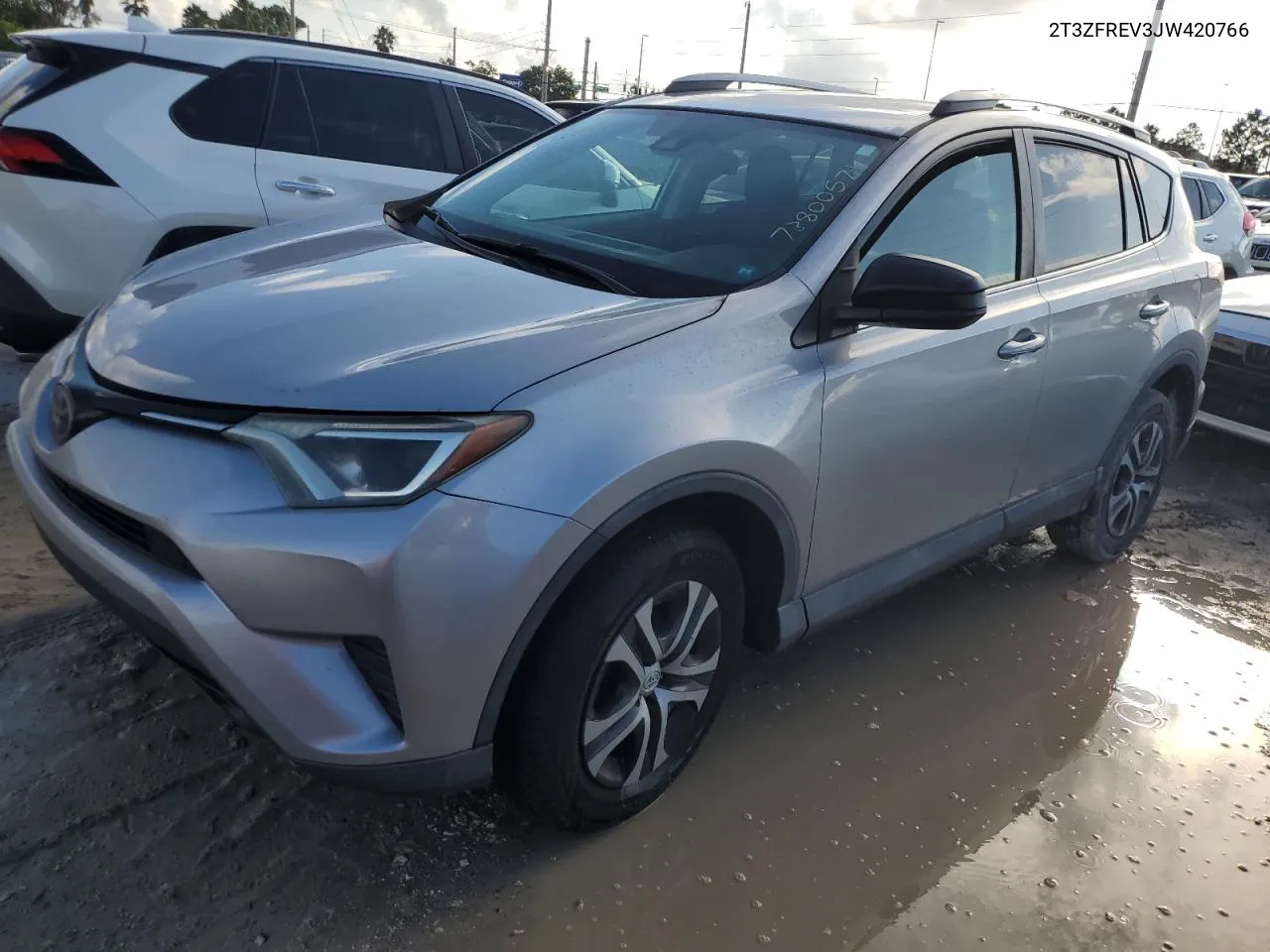 2T3ZFREV3JW420766 2018 Toyota Rav4 Le