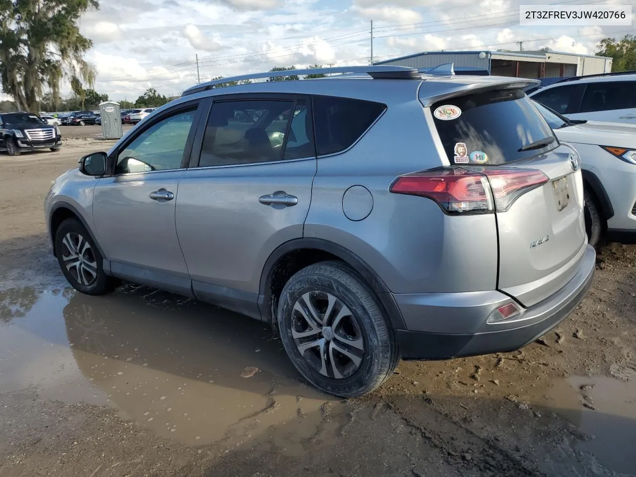 2T3ZFREV3JW420766 2018 Toyota Rav4 Le