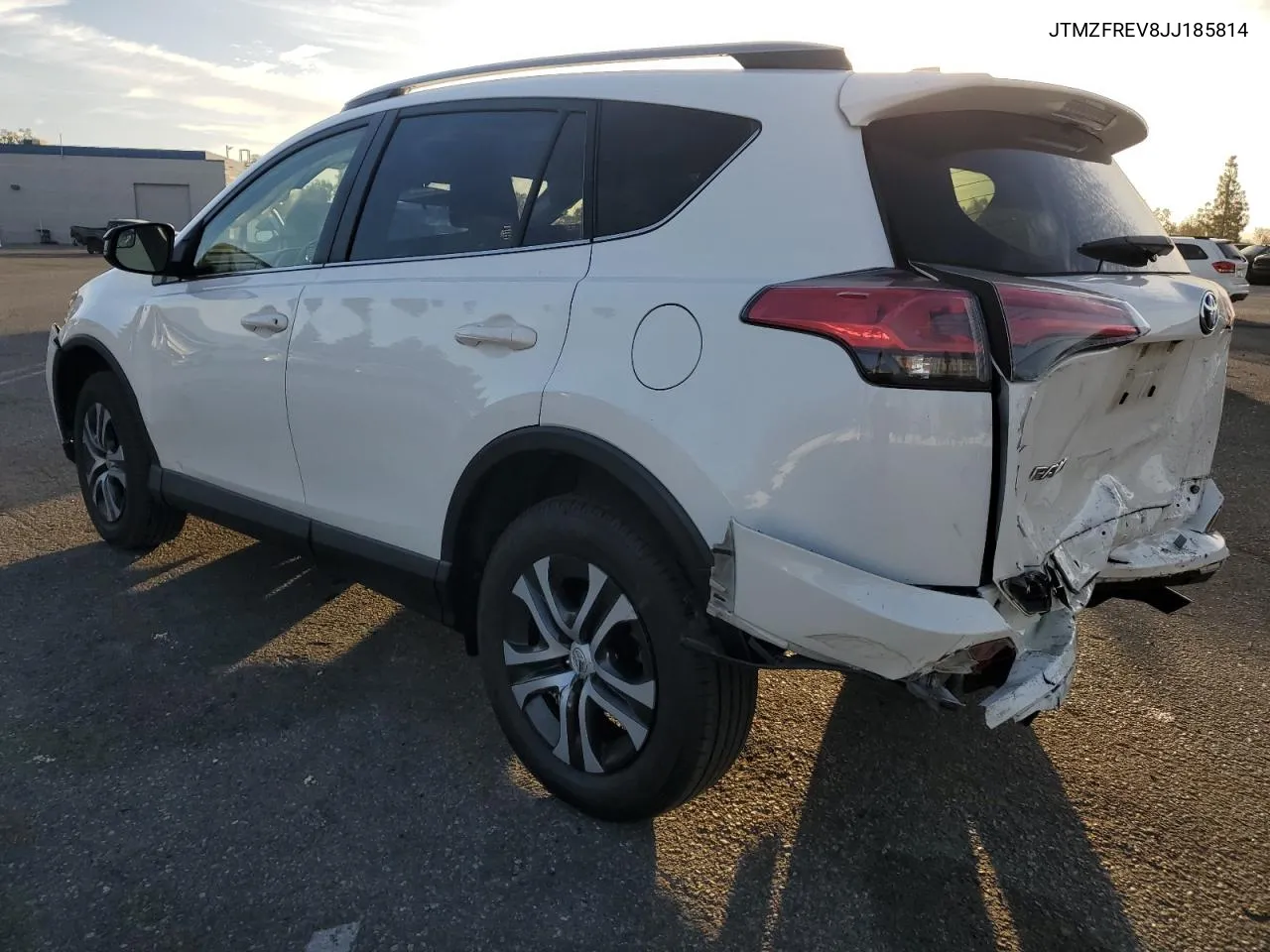 JTMZFREV8JJ185814 2018 Toyota Rav4 Le