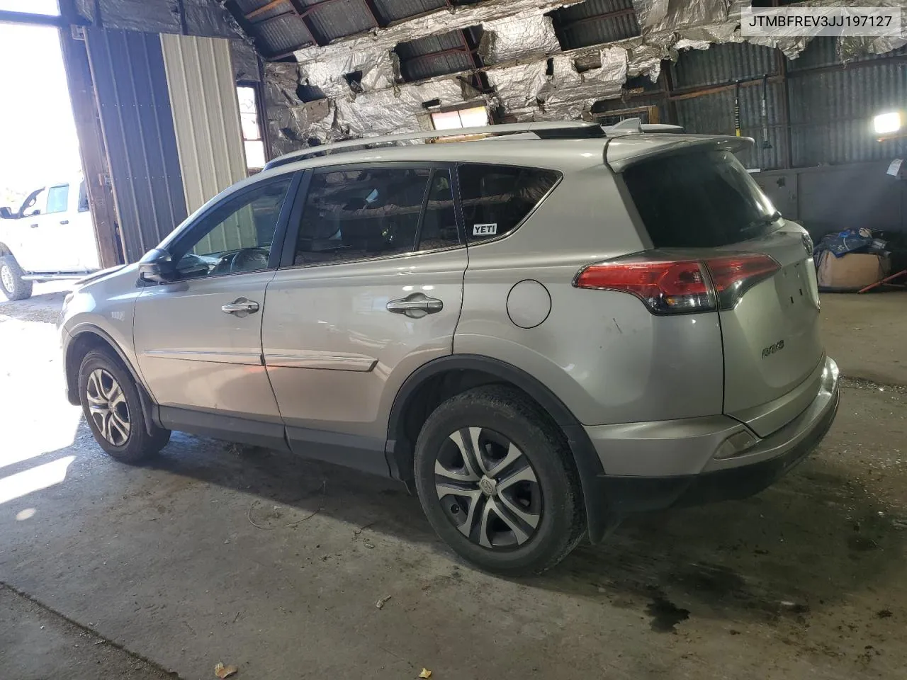 JTMBFREV3JJ197127 2018 Toyota Rav4 Le