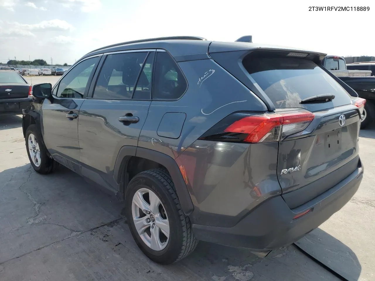 2T3W1RFV2MC118889 2021 Toyota Rav4 Xle