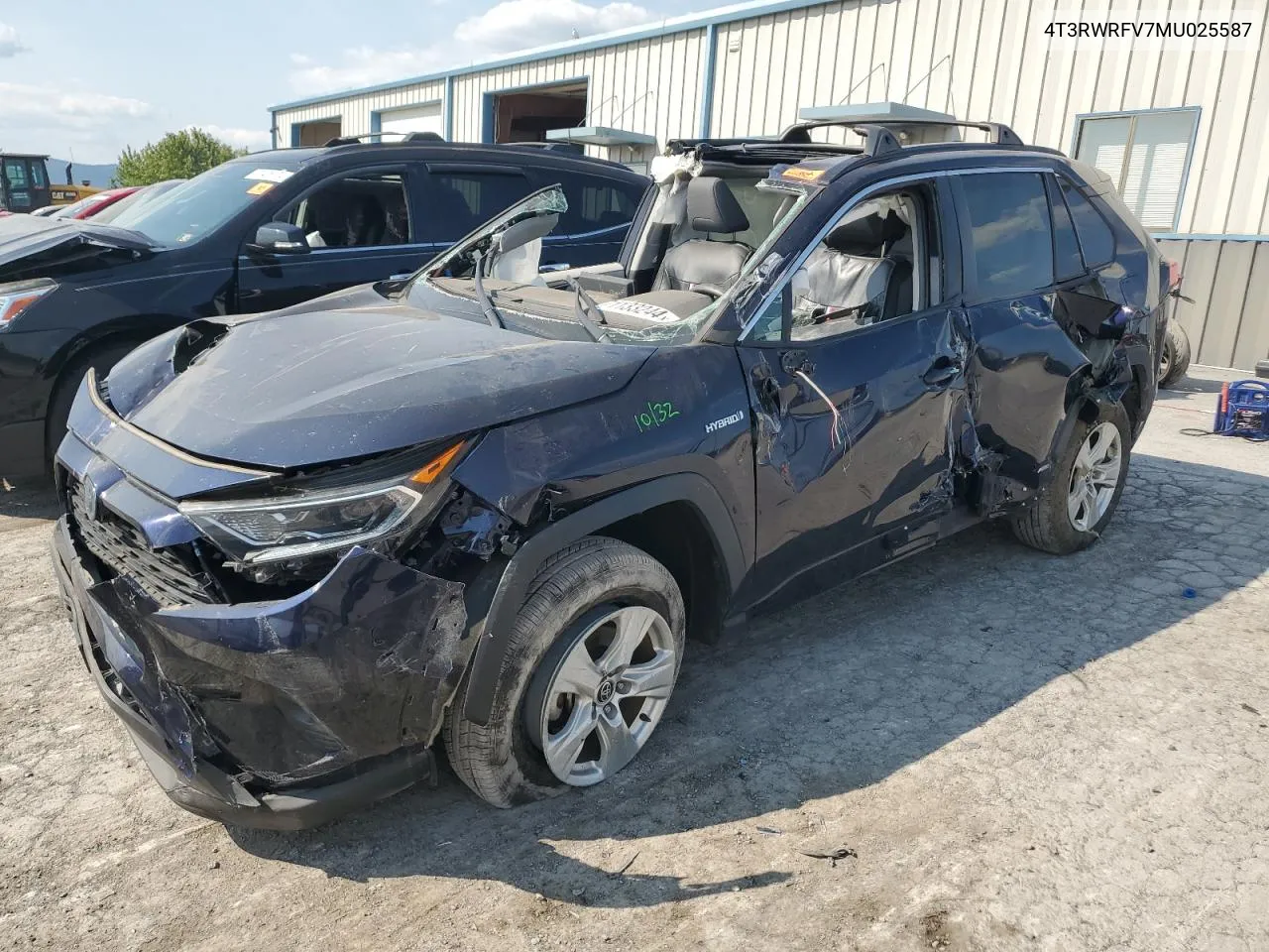 4T3RWRFV7MU025587 2021 Toyota Rav4 Xle