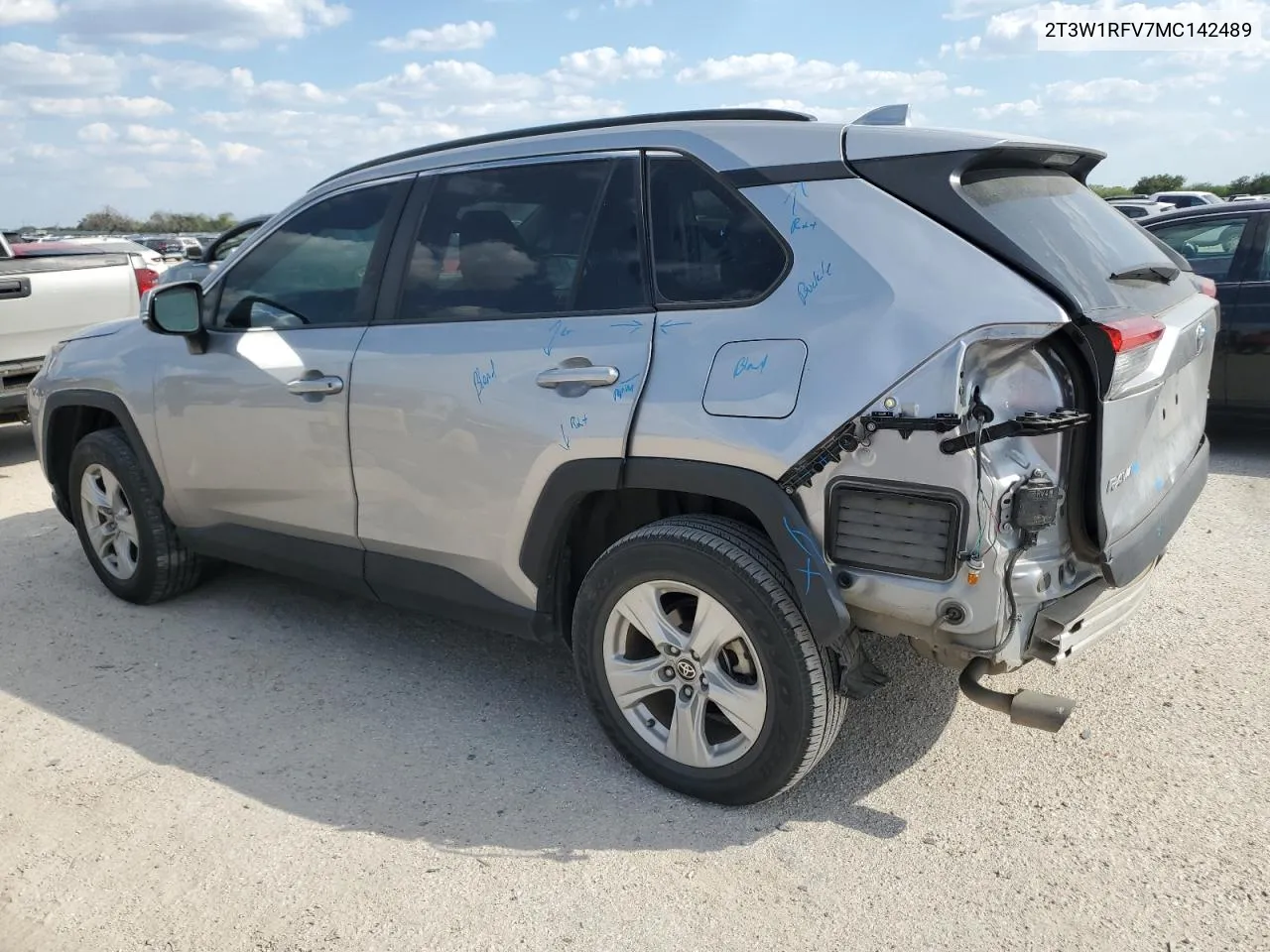 2T3W1RFV7MC142489 2021 Toyota Rav4 Xle