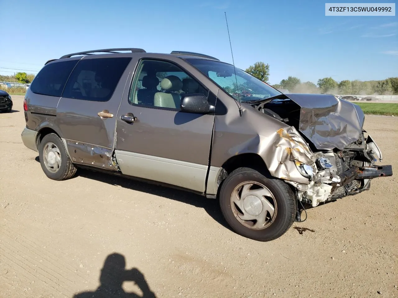 1998 Toyota Sienna Le VIN: 4T3ZF13C5WU049992 Lot: 74492774