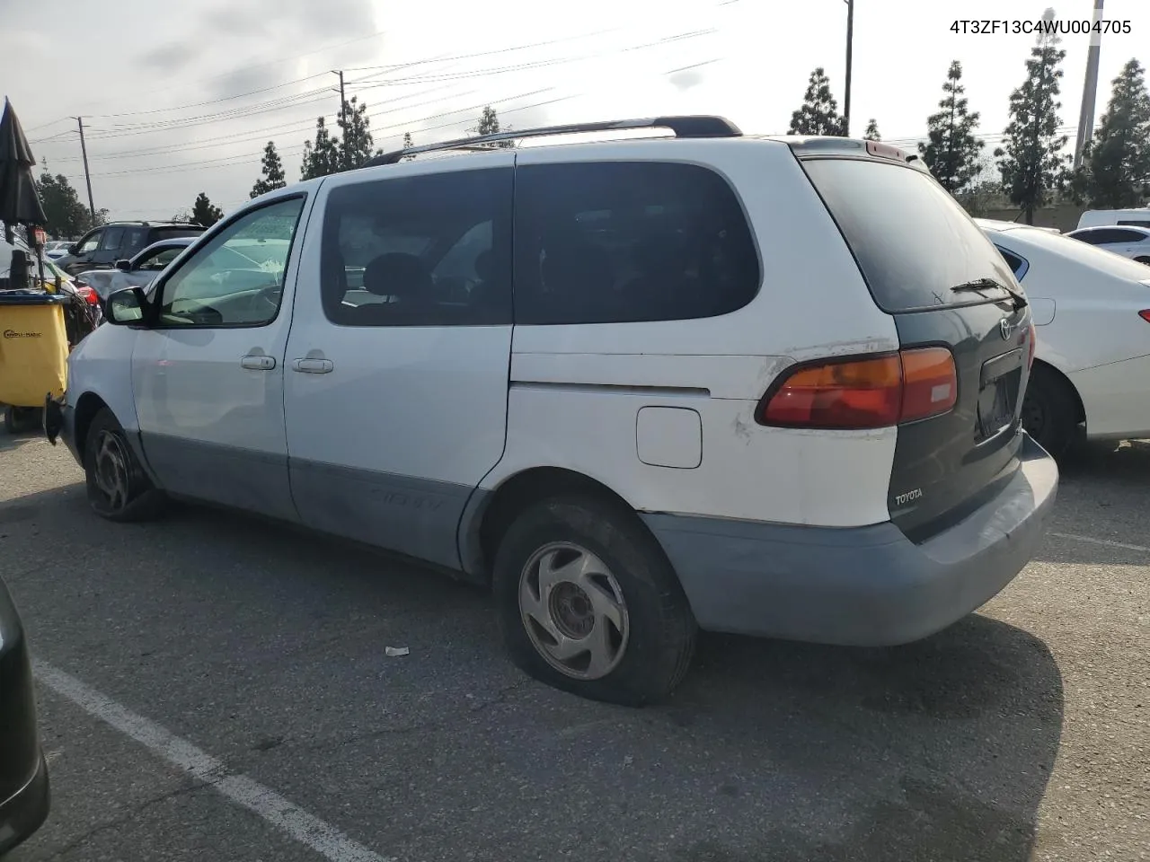 1998 Toyota Sienna Le VIN: 4T3ZF13C4WU004705 Lot: 80589164