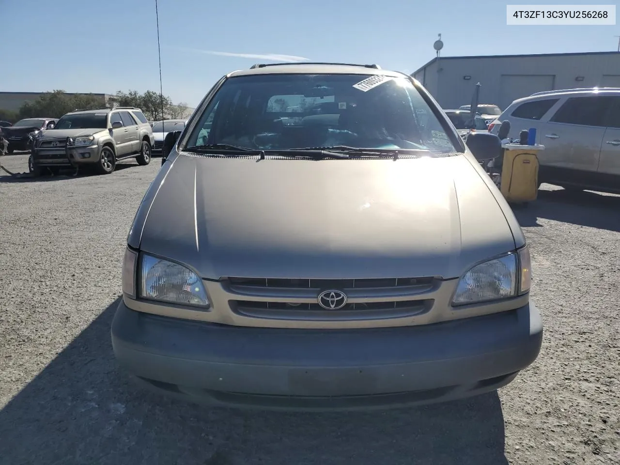 2000 Toyota Sienna Le VIN: 4T3ZF13C3YU256268 Lot: 77609324