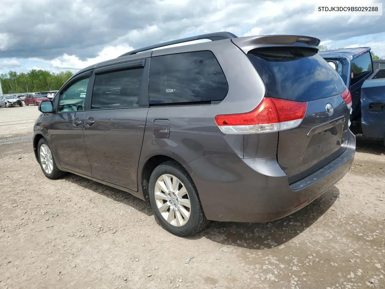 5TDJK3DC9BS029288 2011 Toyota Sienna Le