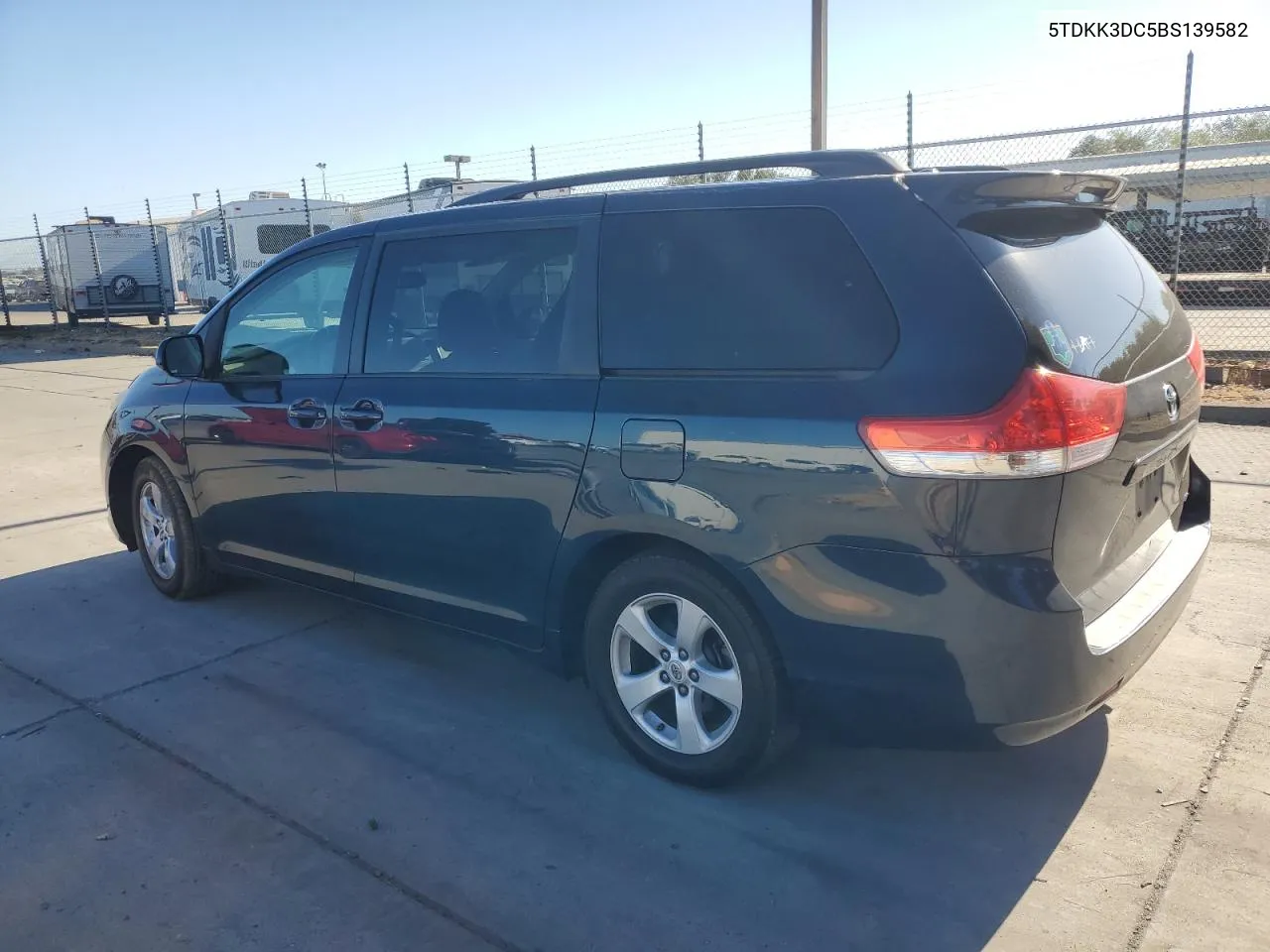 2011 Toyota Sienna Le VIN: 5TDKK3DC5BS139582 Lot: 67972234