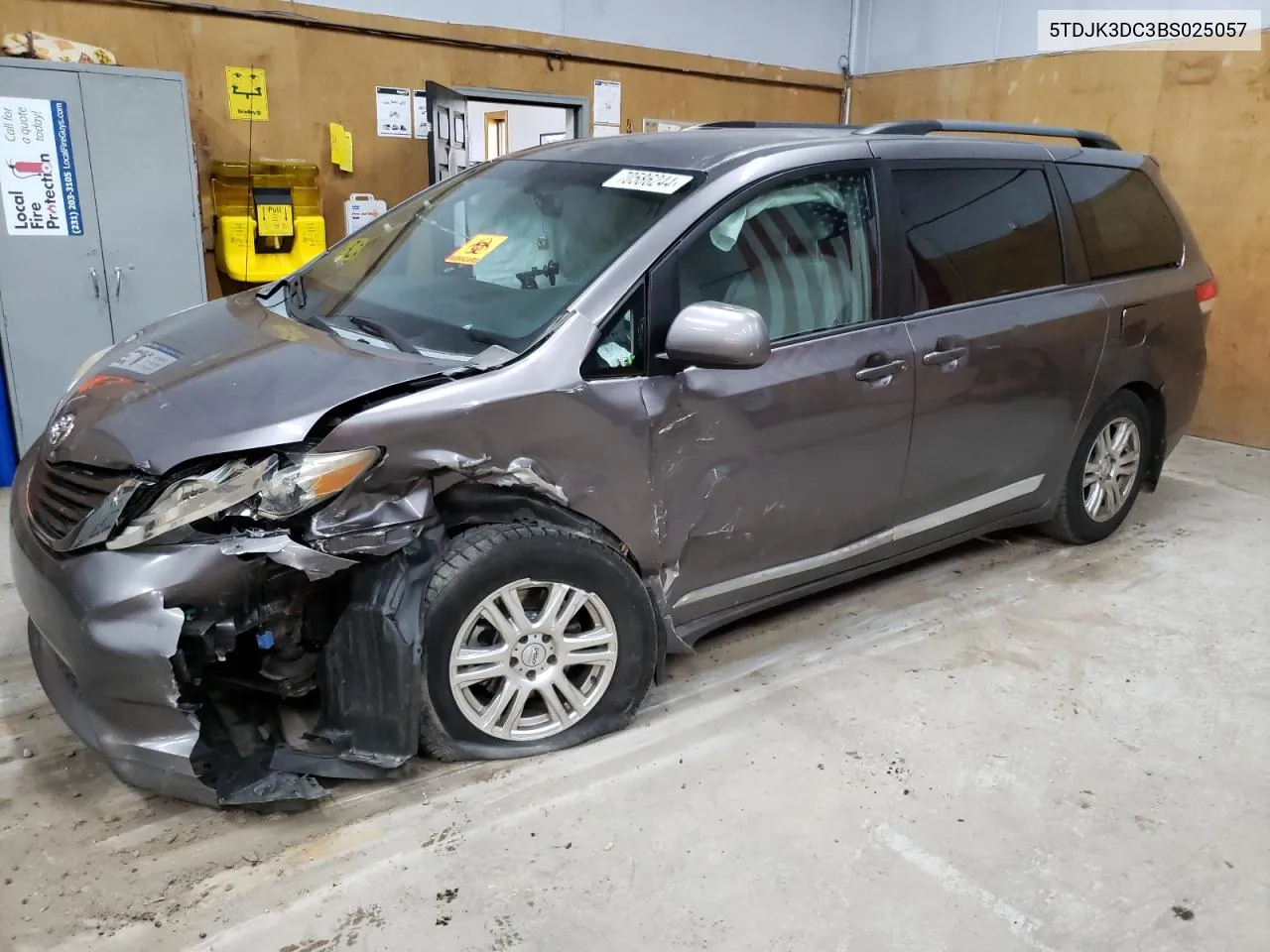 5TDJK3DC3BS025057 2011 Toyota Sienna Le