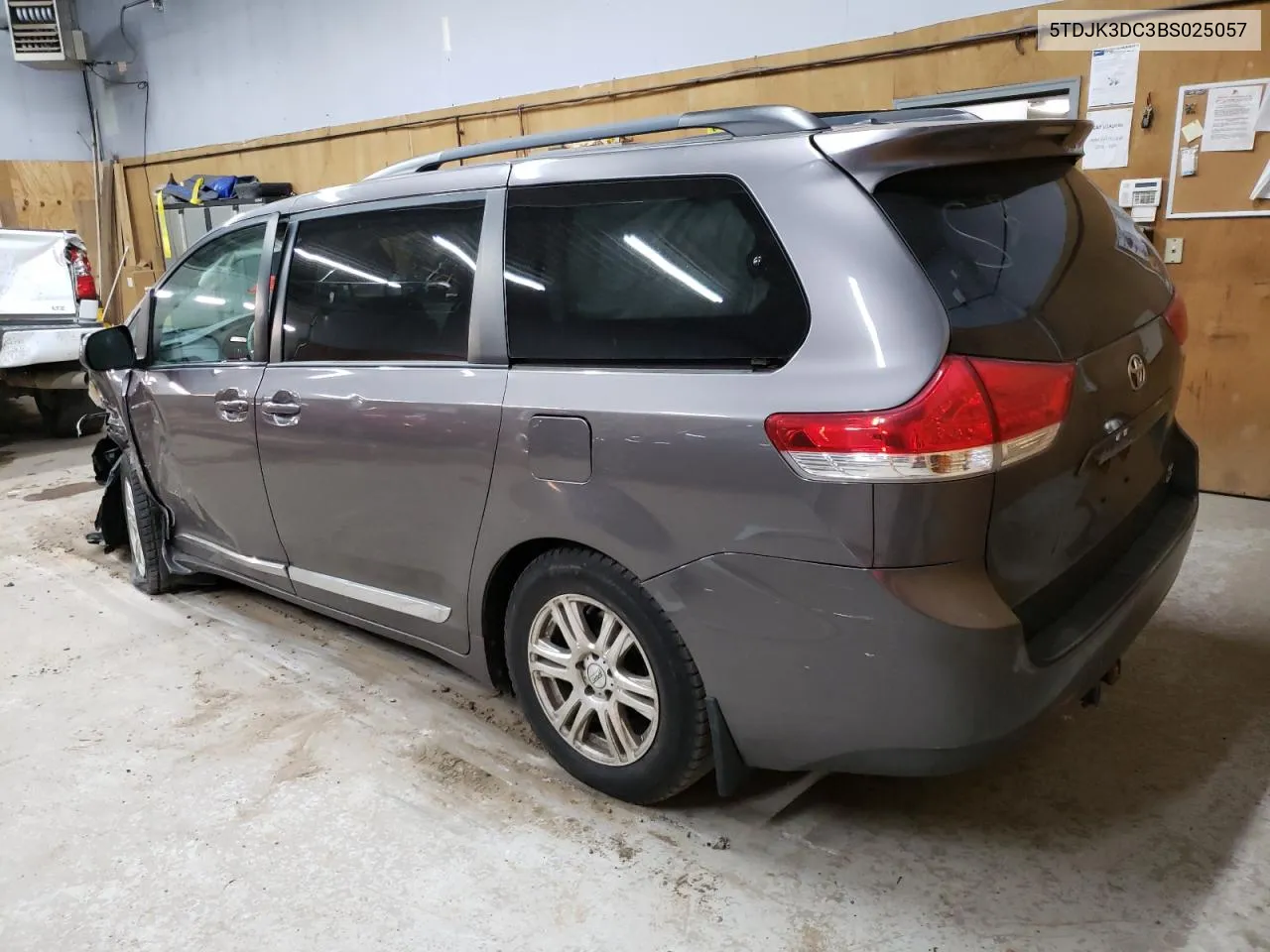 2011 Toyota Sienna Le VIN: 5TDJK3DC3BS025057 Lot: 70586244