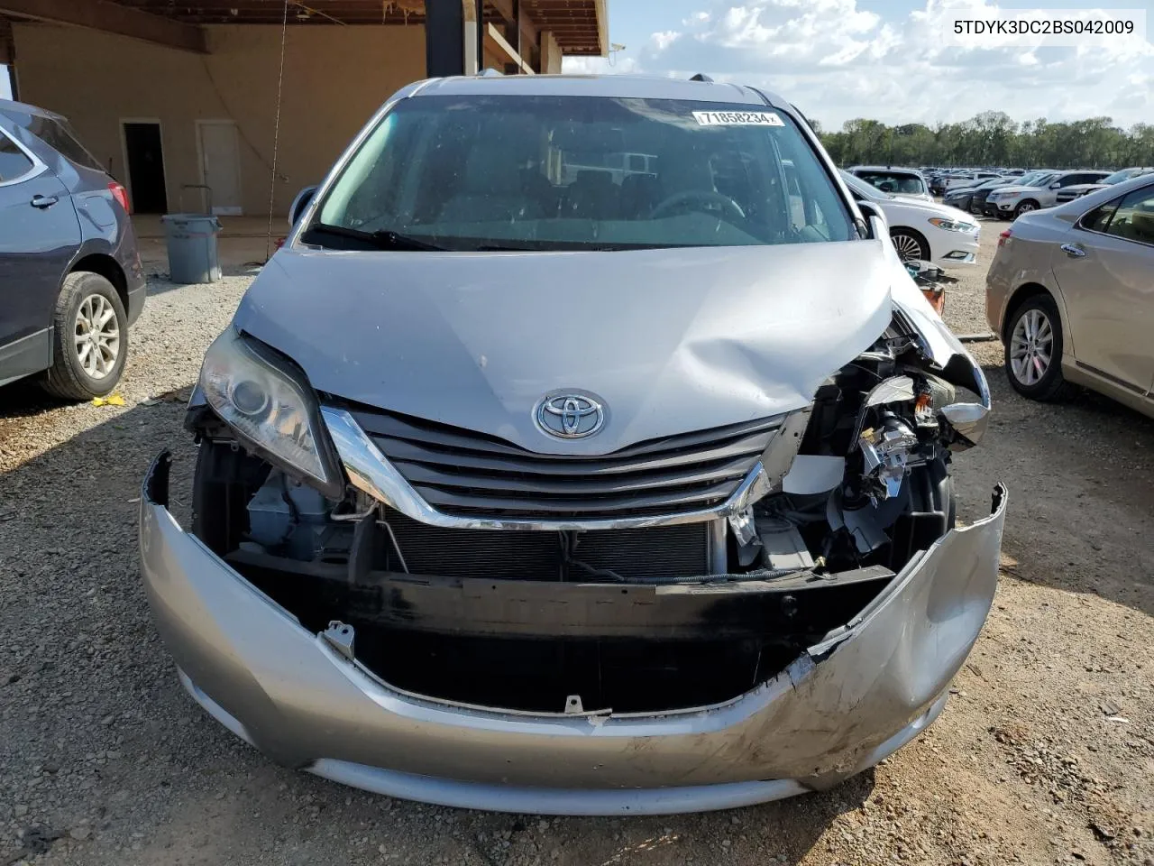 2011 Toyota Sienna Xle VIN: 5TDYK3DC2BS042009 Lot: 71858234