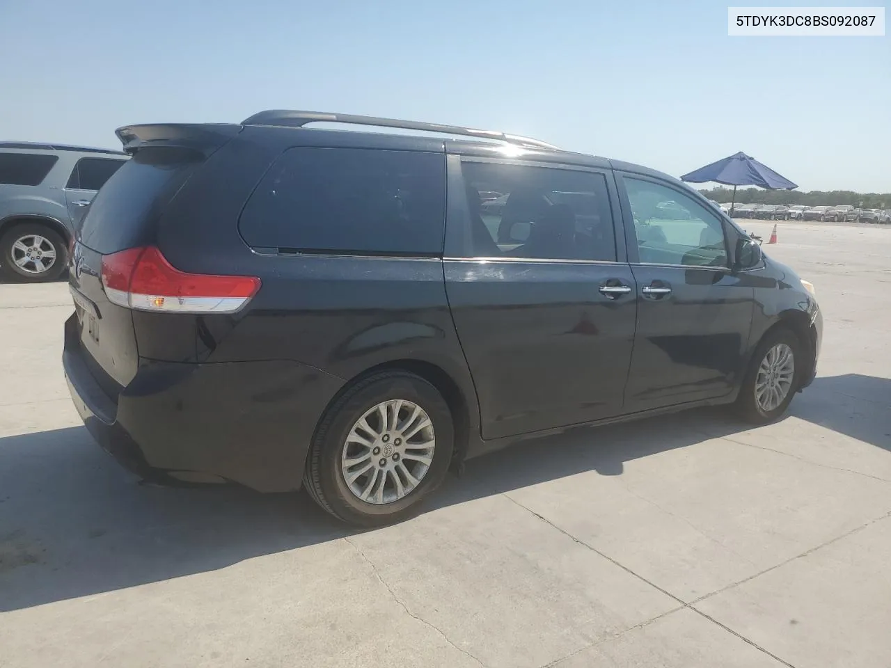 2011 Toyota Sienna Xle VIN: 5TDYK3DC8BS092087 Lot: 75094324