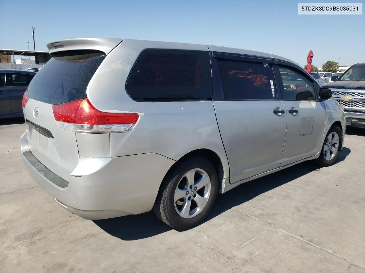 5TDZK3DC9BS035031 2011 Toyota Sienna